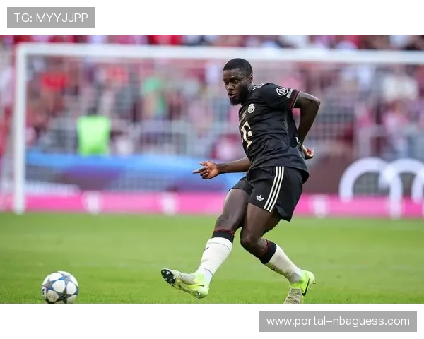 拜仁慕尼黑与于帕梅卡诺续约至2030年,法国后卫留队