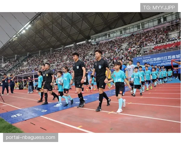 特写：小球童的智能手环——记录他们赛前引领球员入场时的兴奋心率